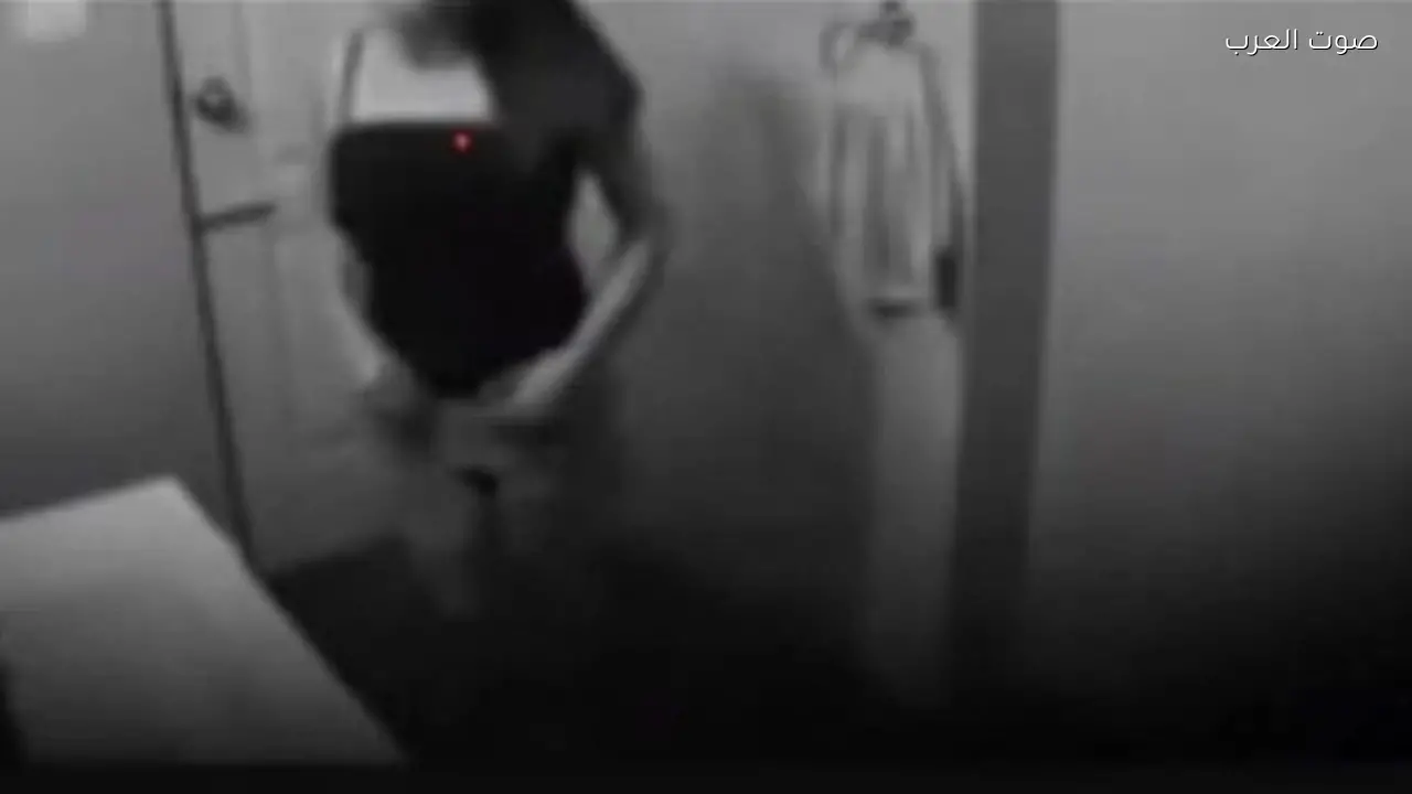 عامل نظافة يوثق سيدات في حمام مستشفى قيد الإنشاء