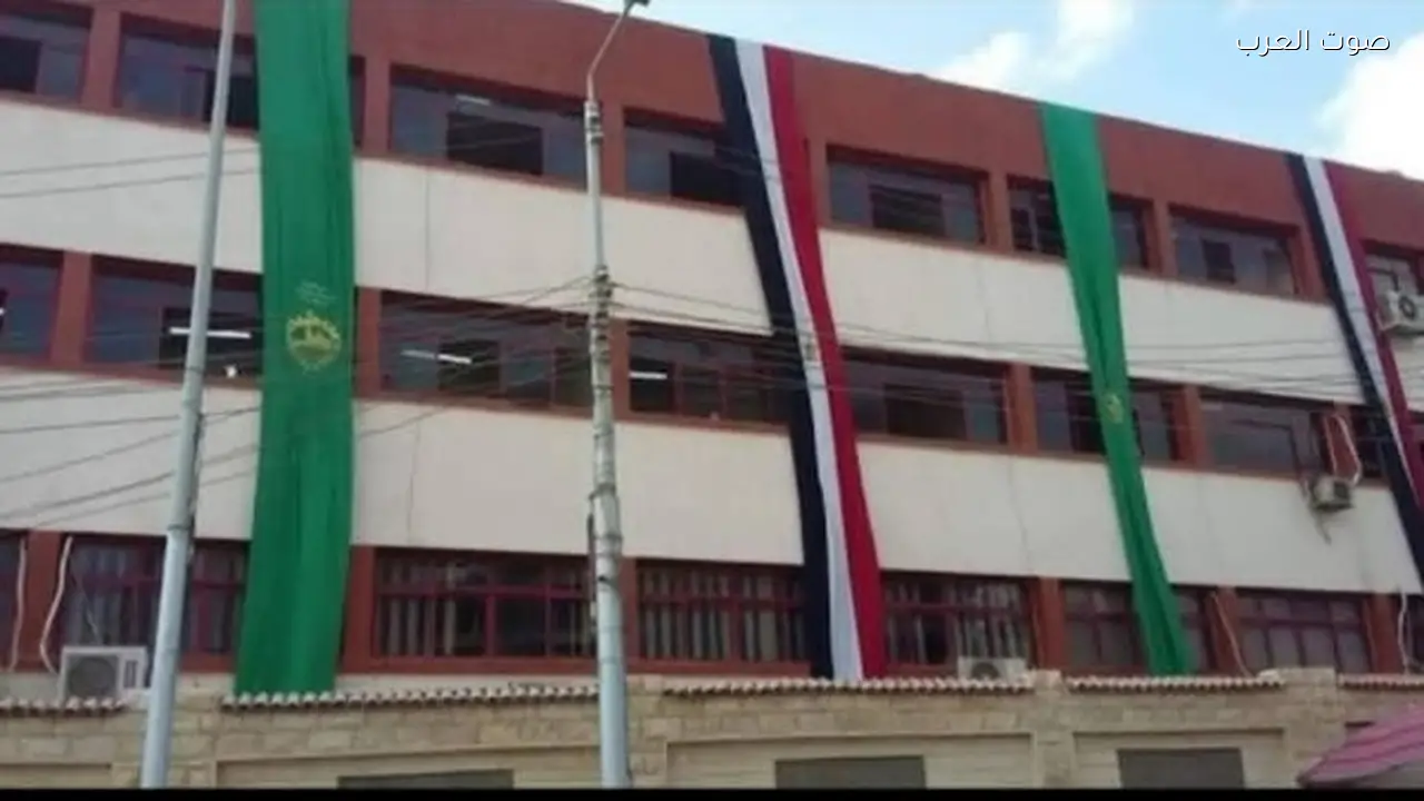 عامل يرتكب أفعالا غير أخلاقية داخل مدرسة بالخصوص