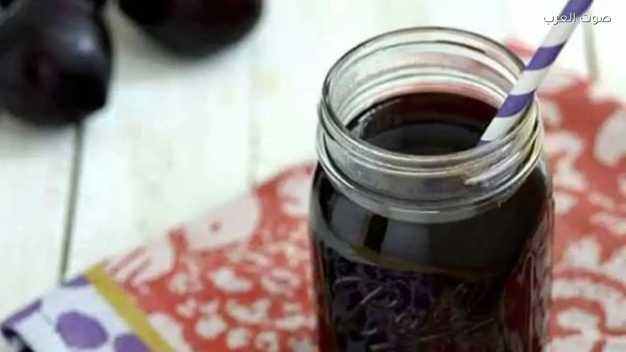 عصير القراصيا يحسن انتظام الإخراج بشكل فعال