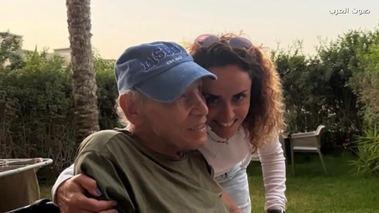 علا رشدي تنعي والدها وتطلب الدعاء له