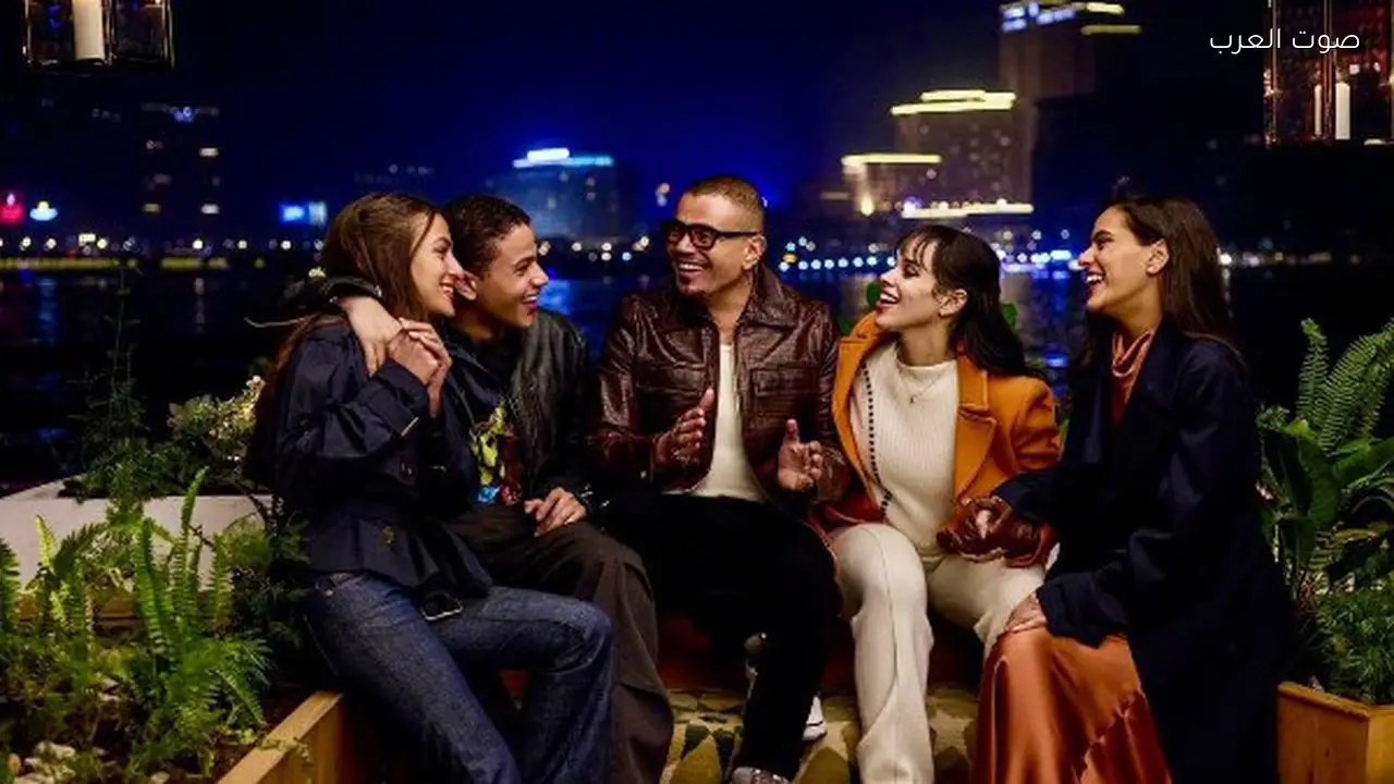 عمرو دياب يجمع أبناءه الأربعة في إعلان جديد
