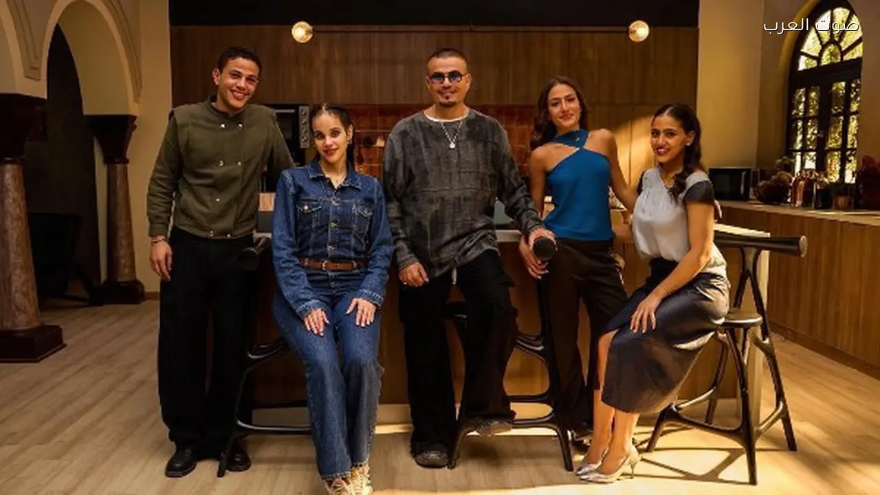 عمرو دياب يظهر مع أبنائه الأربعة في إعلان جديد