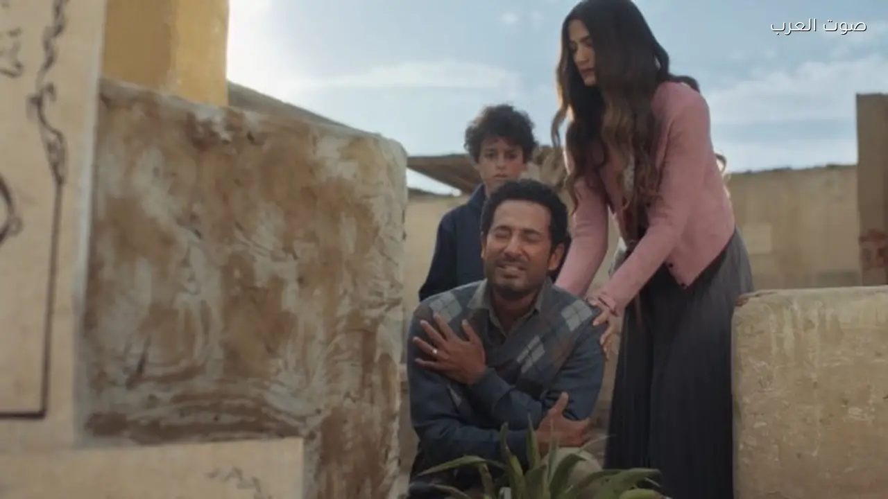 عمرو سعد يبكي في مشهد زيارة القبر ويحقق شهرة واسعة