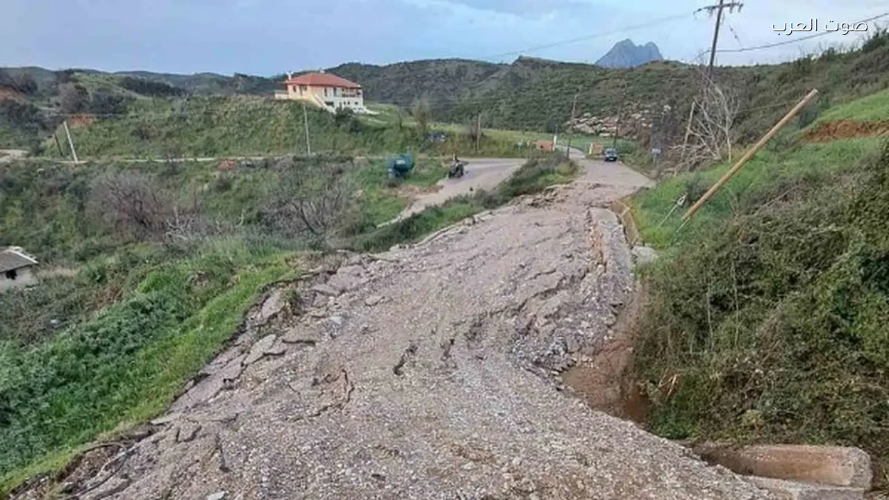 عواصف قوية تضرب اليونان وتؤدي لإخلاء مناطق سكنية وانهيارات أرضية