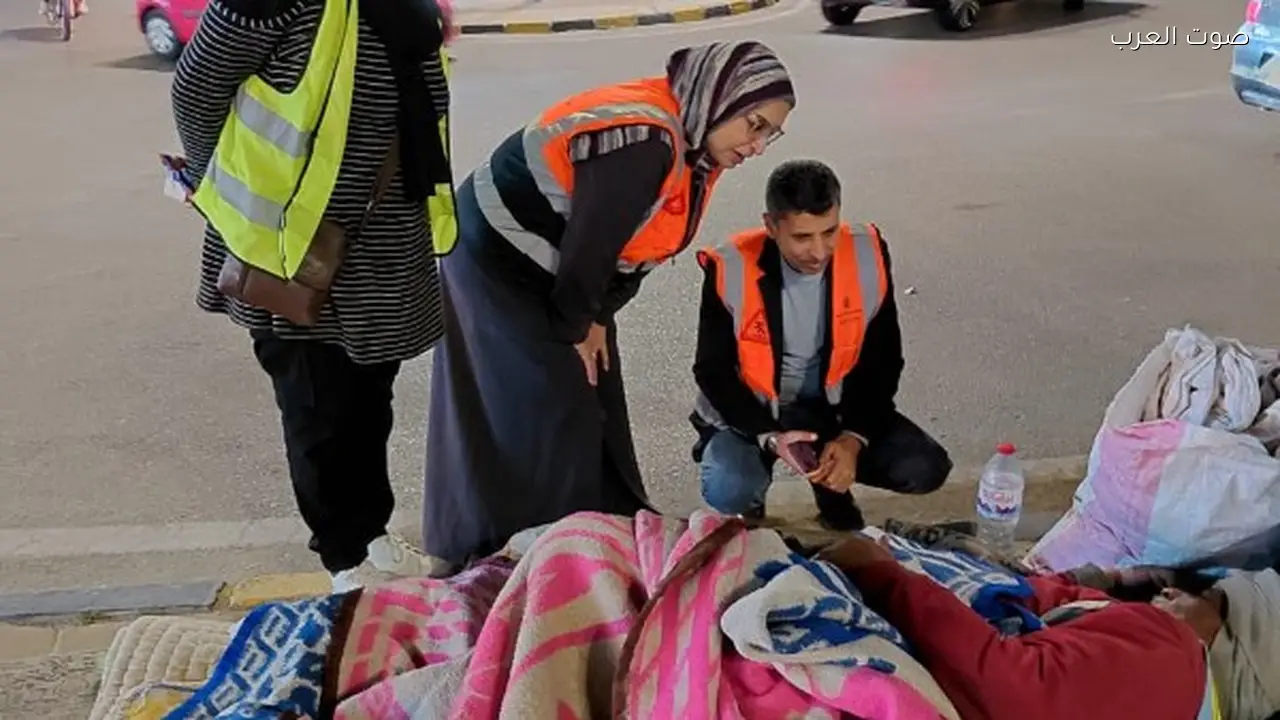 فرق التضامن تنقل مسنّة من الشارع إلى دار للمسنين