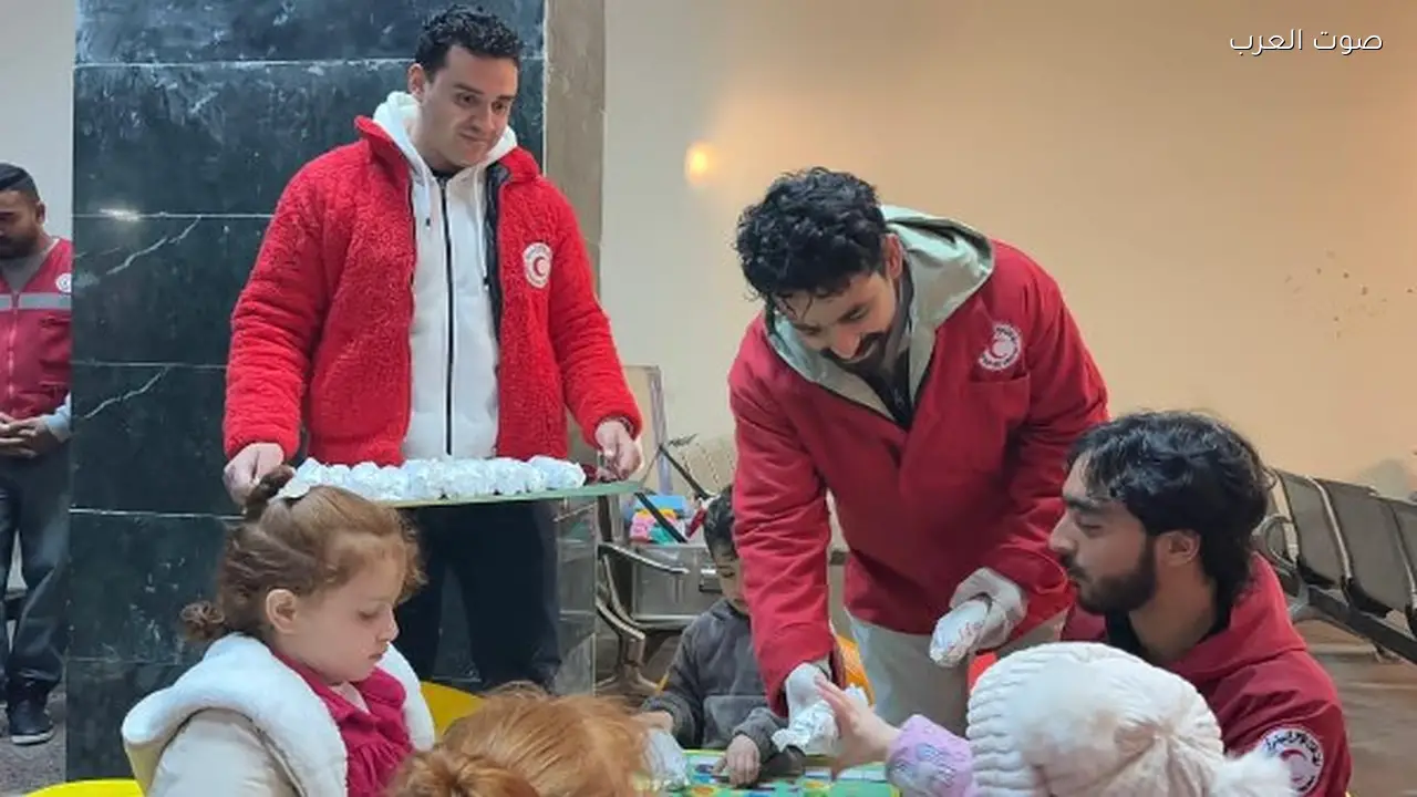 فرق الهلال الأحمر تقدم خدماتها للجرحى الفلسطينيين في معبر رفح