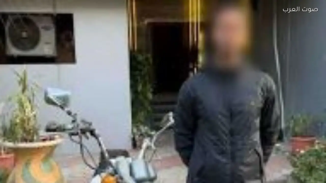 قائد دراجة نارية يتسبب في تلف سيارة سيدة بسبب خلاف مروري