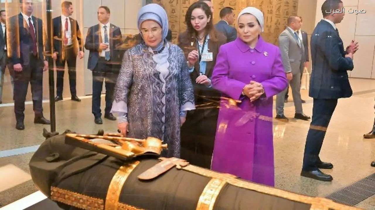 قرينة رئيس الجمهورية ترافق حرم الرئيس التركي في المتحف المصري الكبير