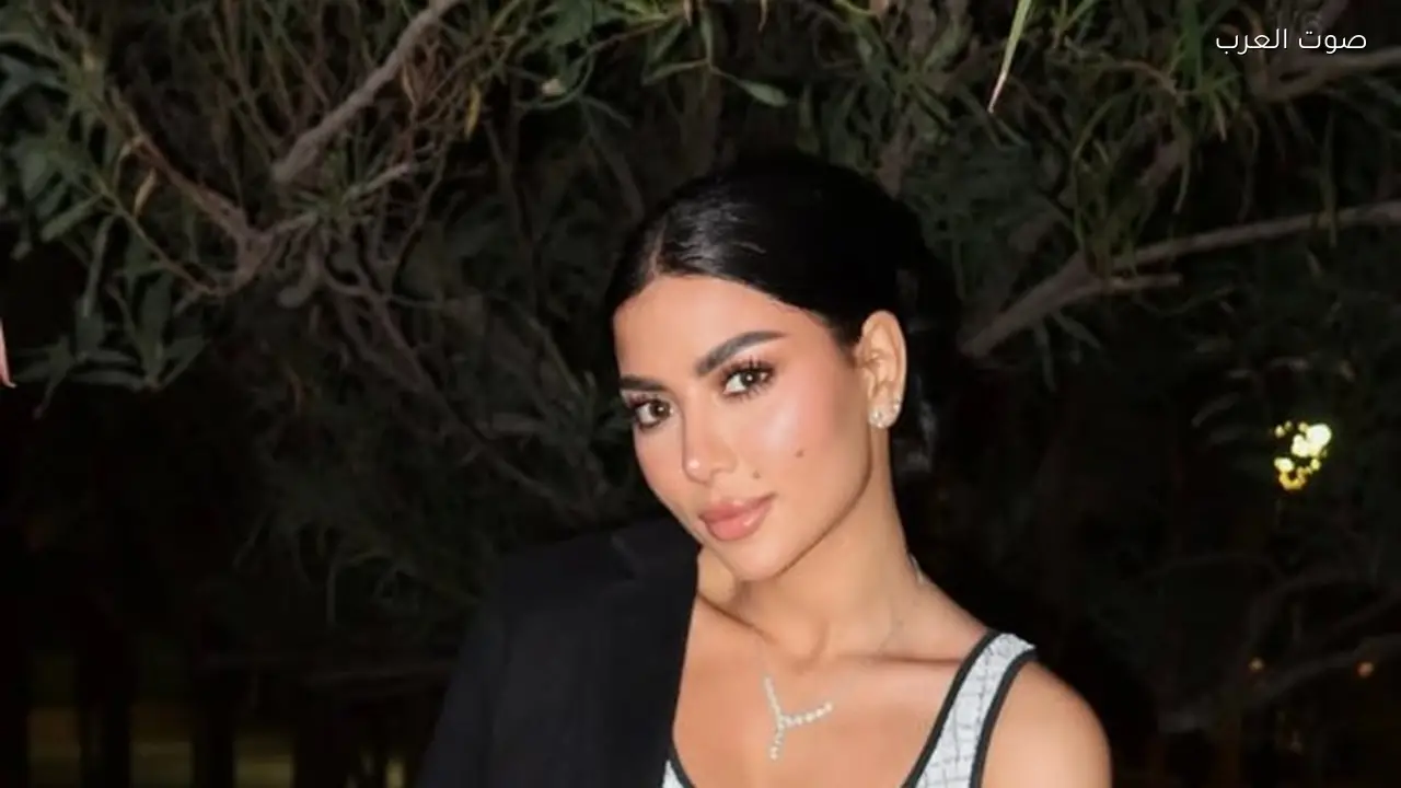 كارولين عزمي تتألق بإطلالة جريئة في أحدث ظهور لها