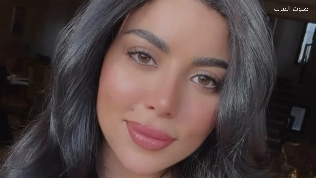 كارولين عزمي تتألق بالأحمر على إنستجرام