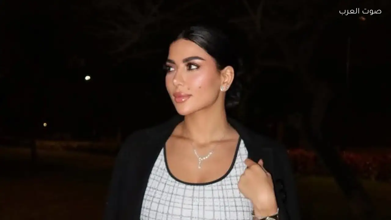 كارولين عزمي تتألق بفستان أنيق في أحدث ظهور لها