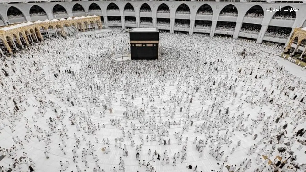 كيف تبقى أرض الطواف حول الكعبة باردة في رمضان والصيف؟