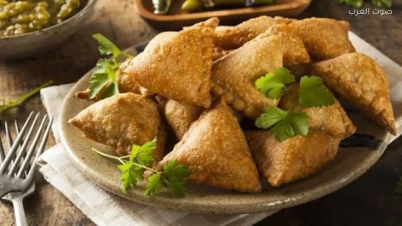 كيف تحافظين على قرمشة السمبوسة في رمضان وتجنبين العجينة الطرية