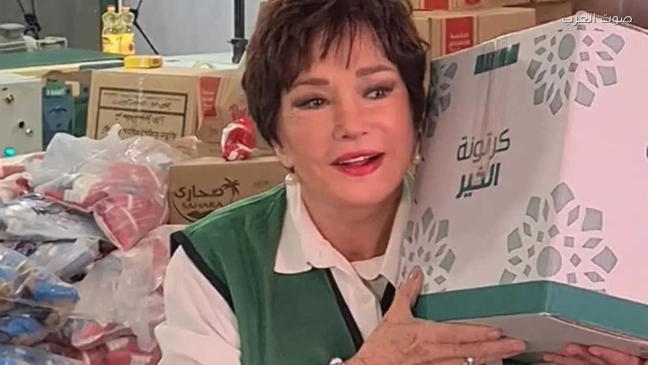 لبلبة تشارك في تعبئة كراتين رمضان