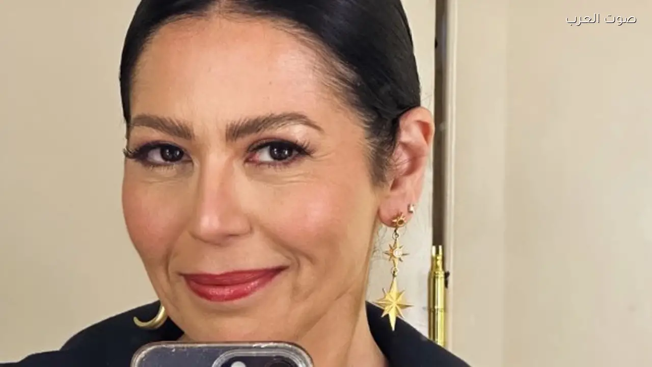 لقاء الخميسي تصدم جمهورها بدون دبلة في صورة جديدة