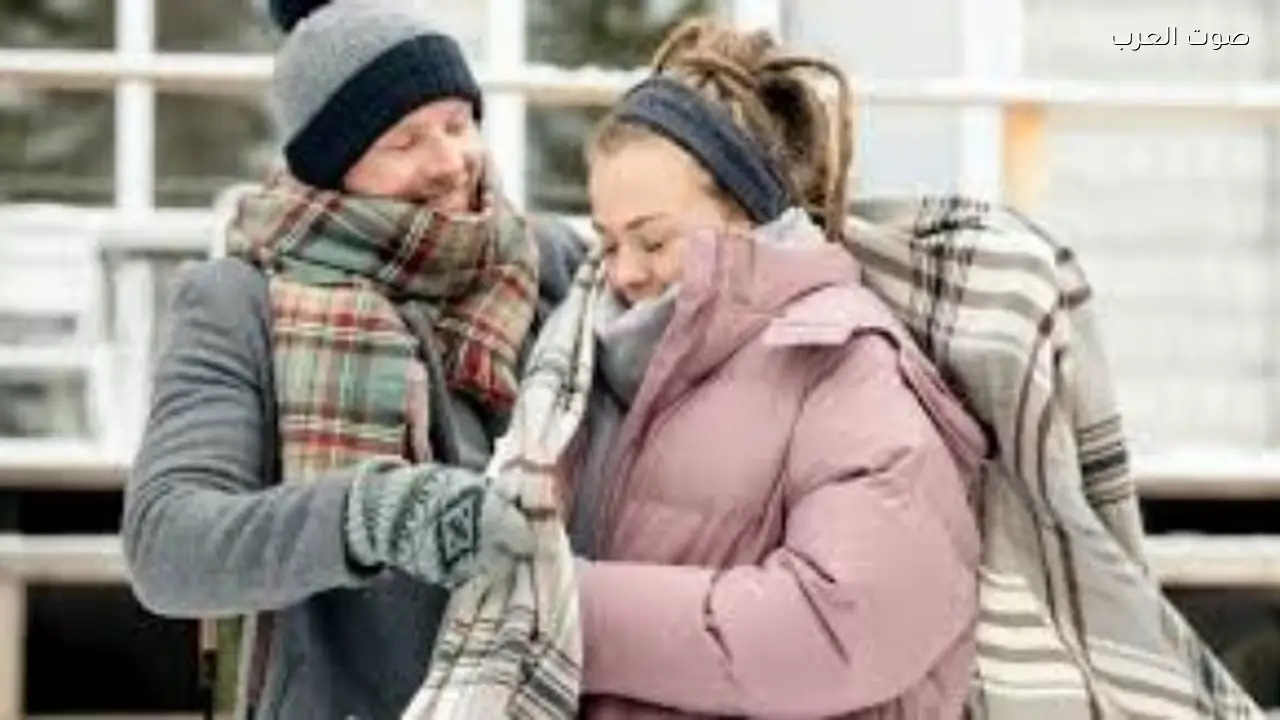 لماذا تشعر النساء بالبرد أكثر من الرجال بحسب الأطباء