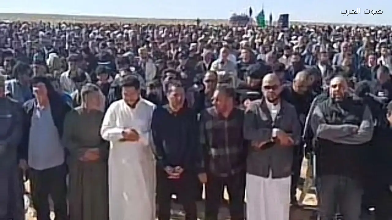 مئات الليبيين يشيعون جثمان سيف القذافي إلى مثواه الأخير