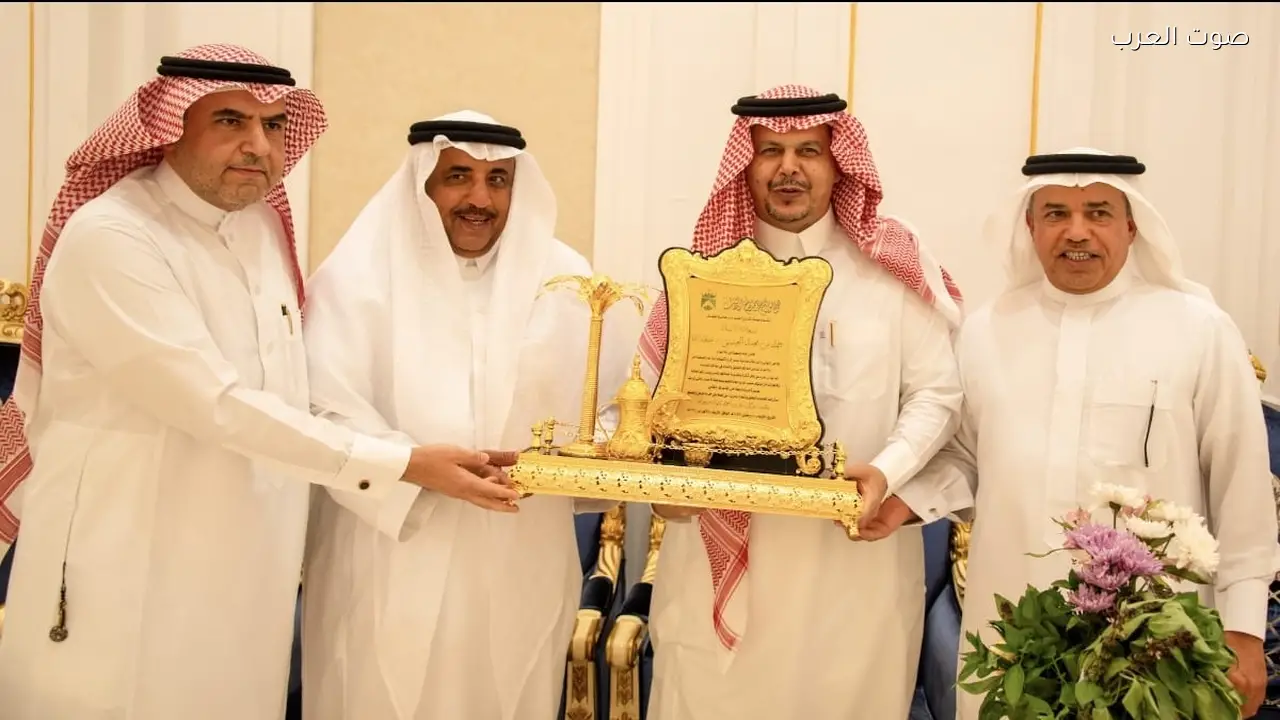 مجلس أسرة أمير الشهاب بالأحساء يكرّم حمد العيسى مدير تعليم الأحساء السابق
