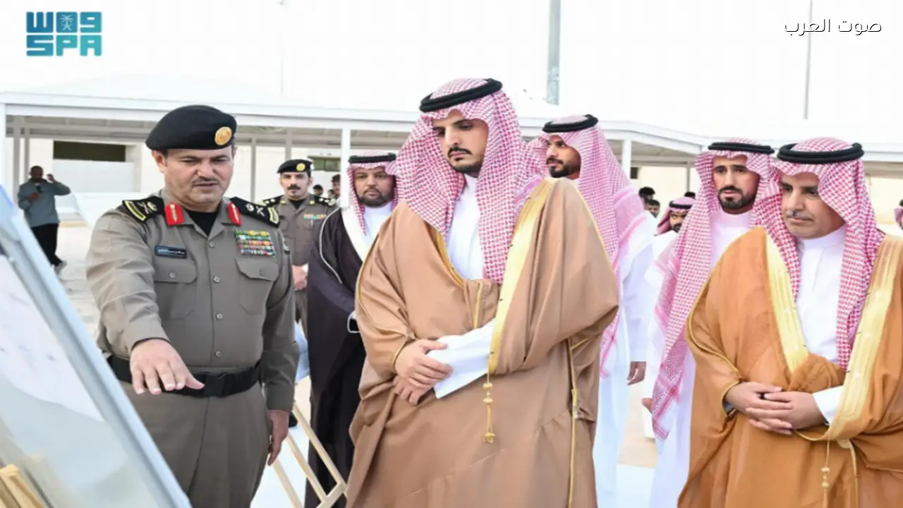 محافظ الطائف يتفقد ميقات قرن المنازل بالسيل الكبير ويشارك العاملين الإفطار