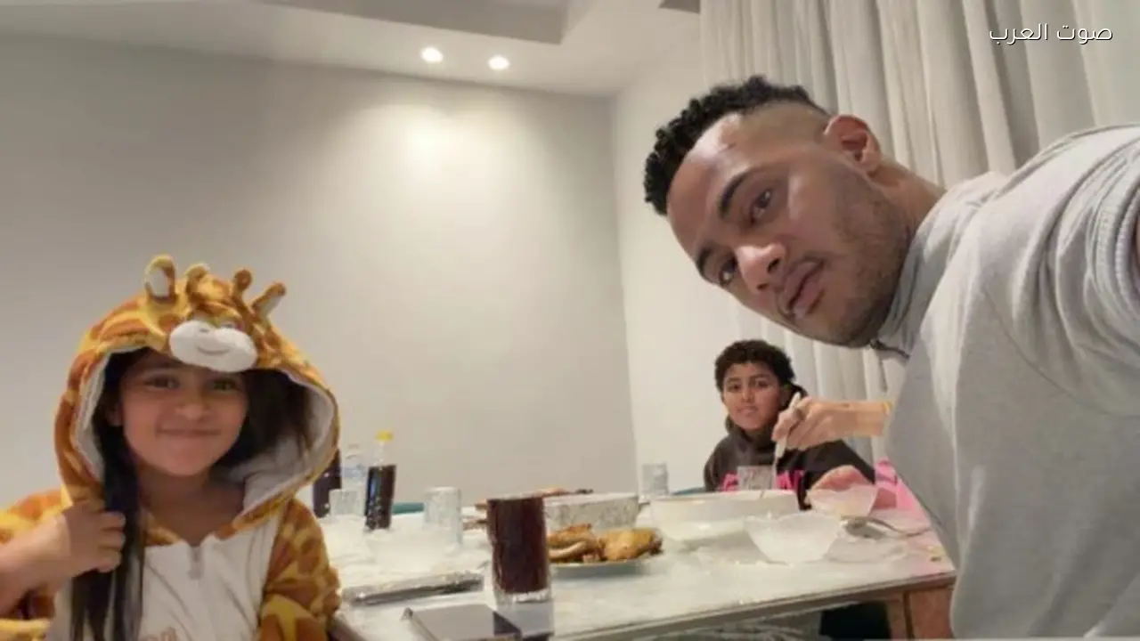 محمد رمضان يتناول الإفطار مع أبنائه
