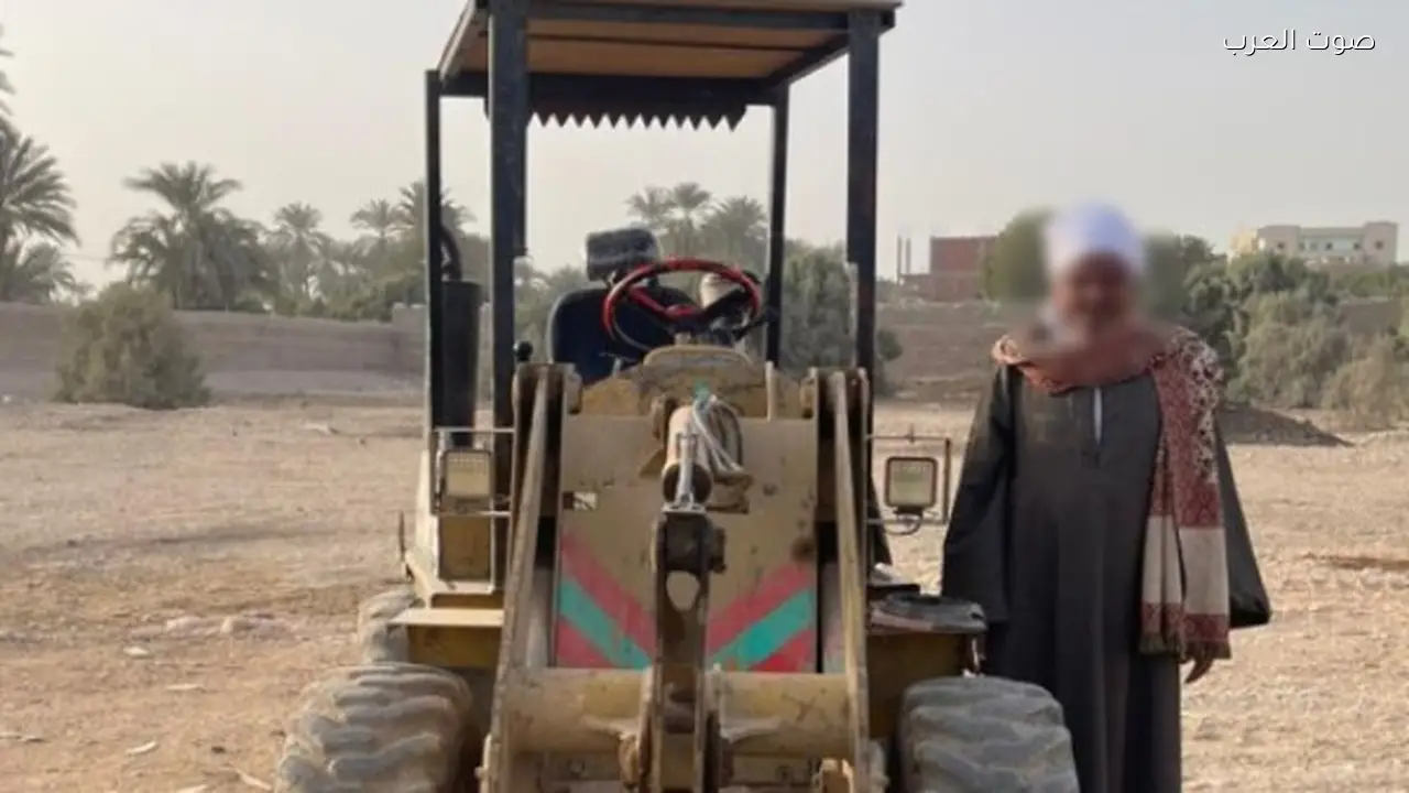 مزارع يهدم منزل ابنته بلودر في سوهاج والشرطة تلقي القبض عليه