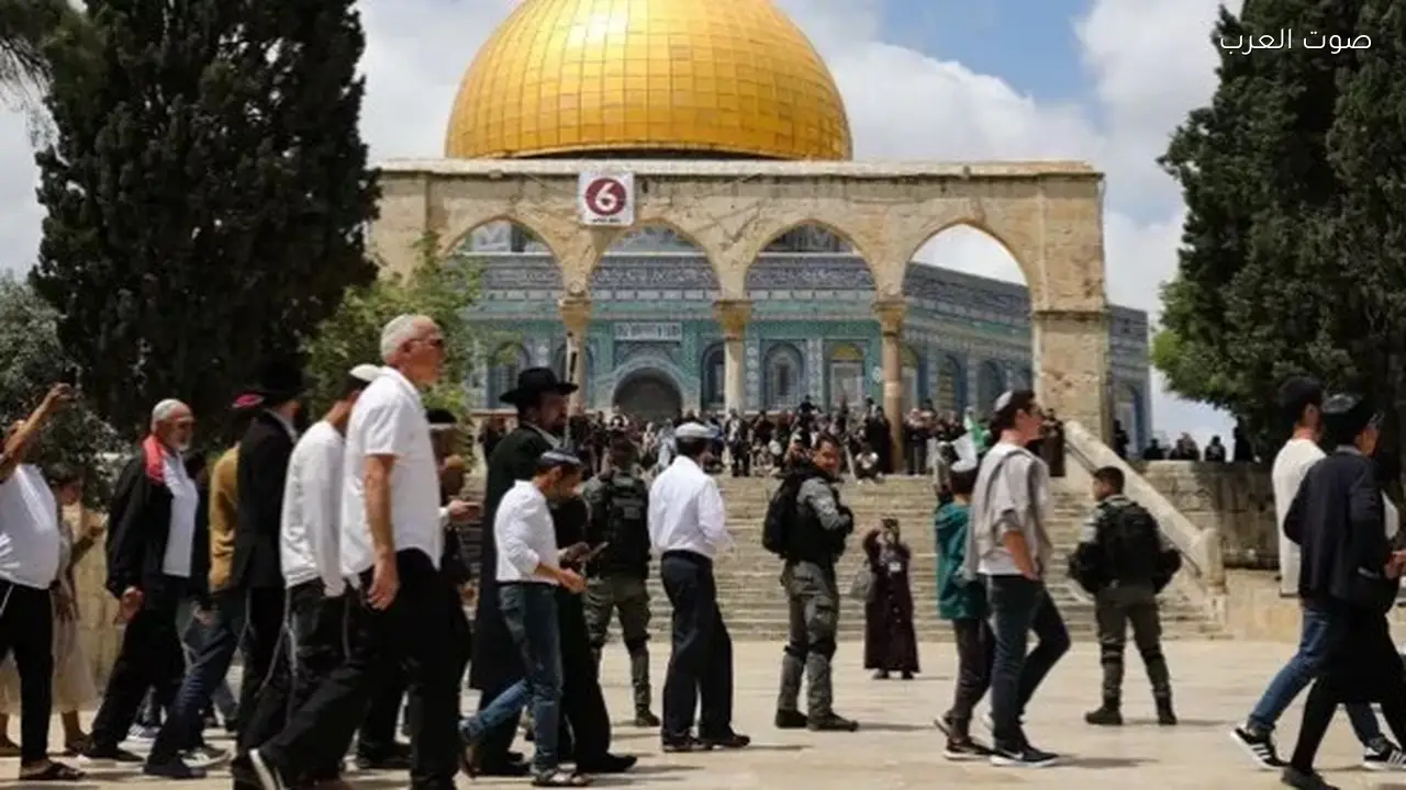 مستوطنون يقتحمون باحات الأقصى بحماية شرطة الاحتلال