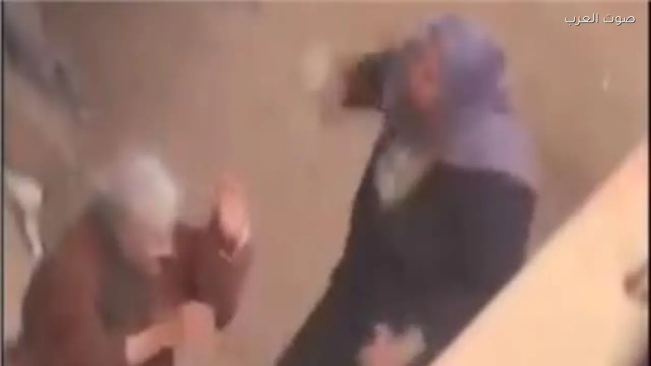 مسنة من الشرقية تتوسل للإفراج عن ابنتها بعد ضربها بالمقشة
