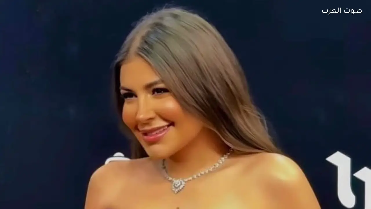 ملك قورة تتألق بالأزرق في أحدث إطلالة لها