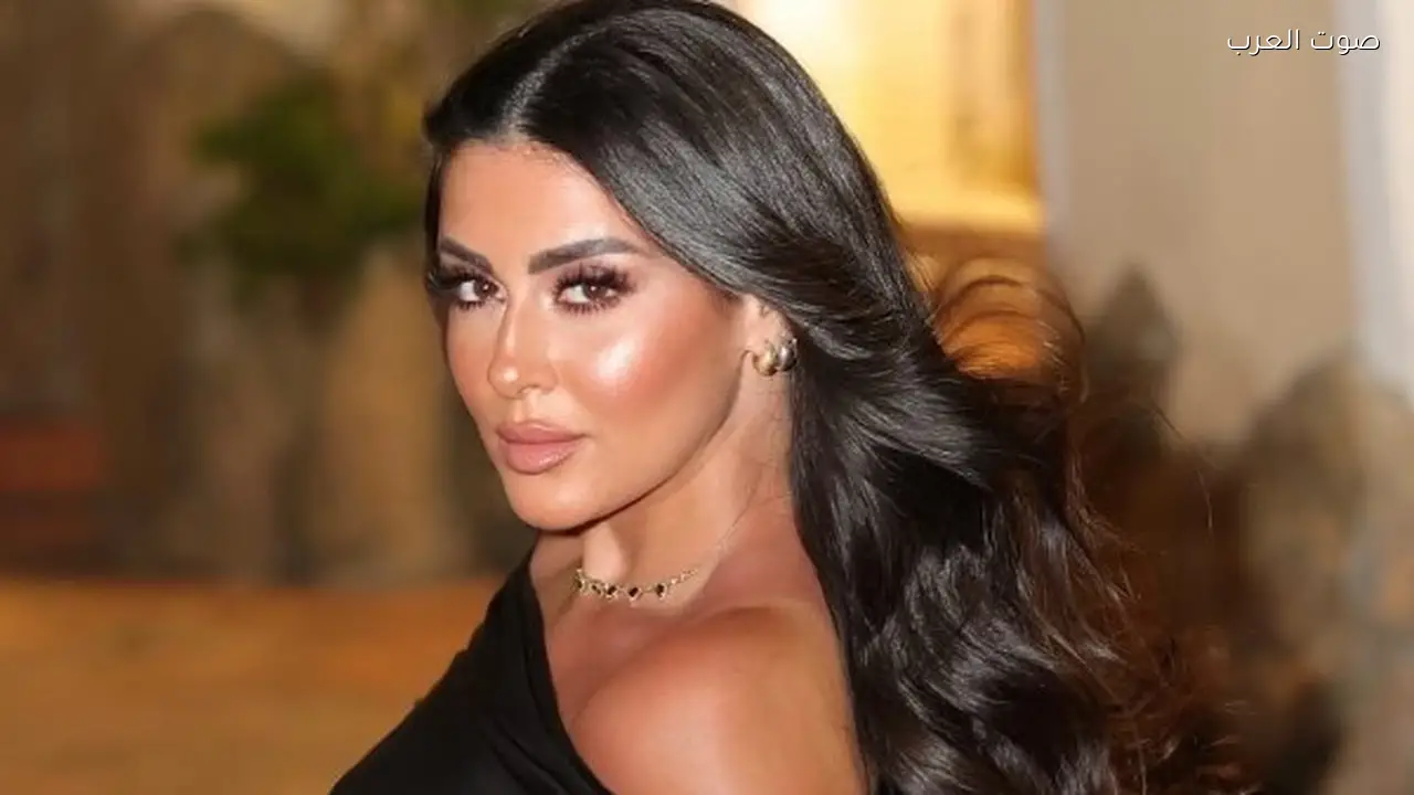 ميرنا نور الدين تتألق بإطلالة سوداء ساحرة