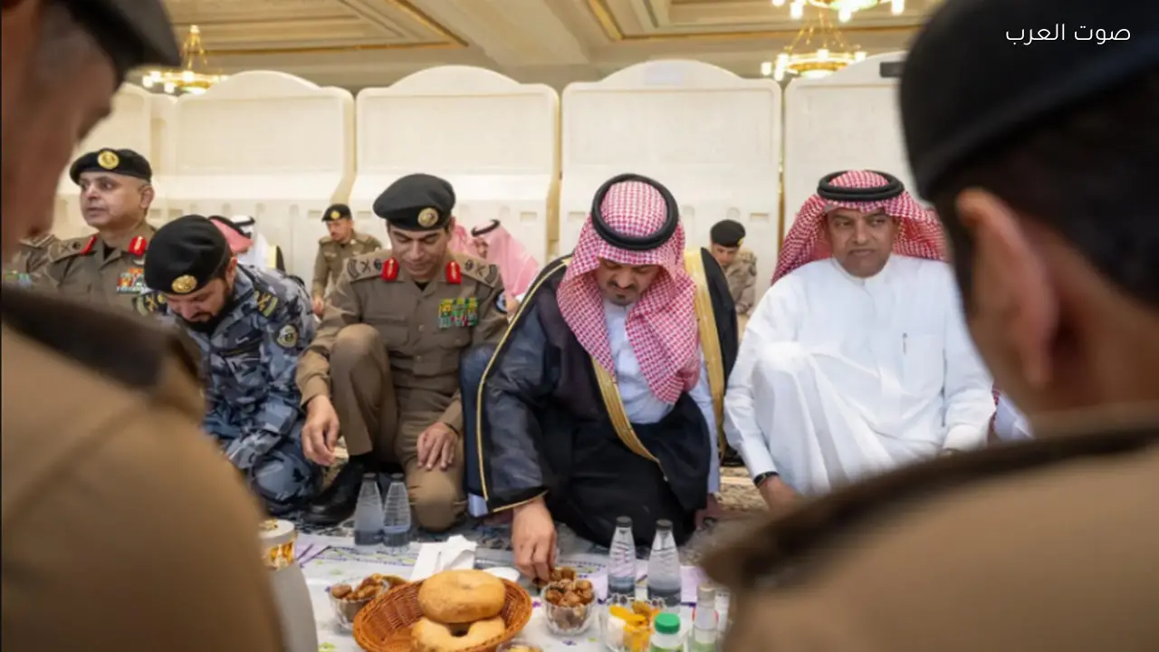 نائب أمير مكة يشارك رجال الأمن في تقديم الإفطار لضيوف الرحمن بالمسجد الحرام