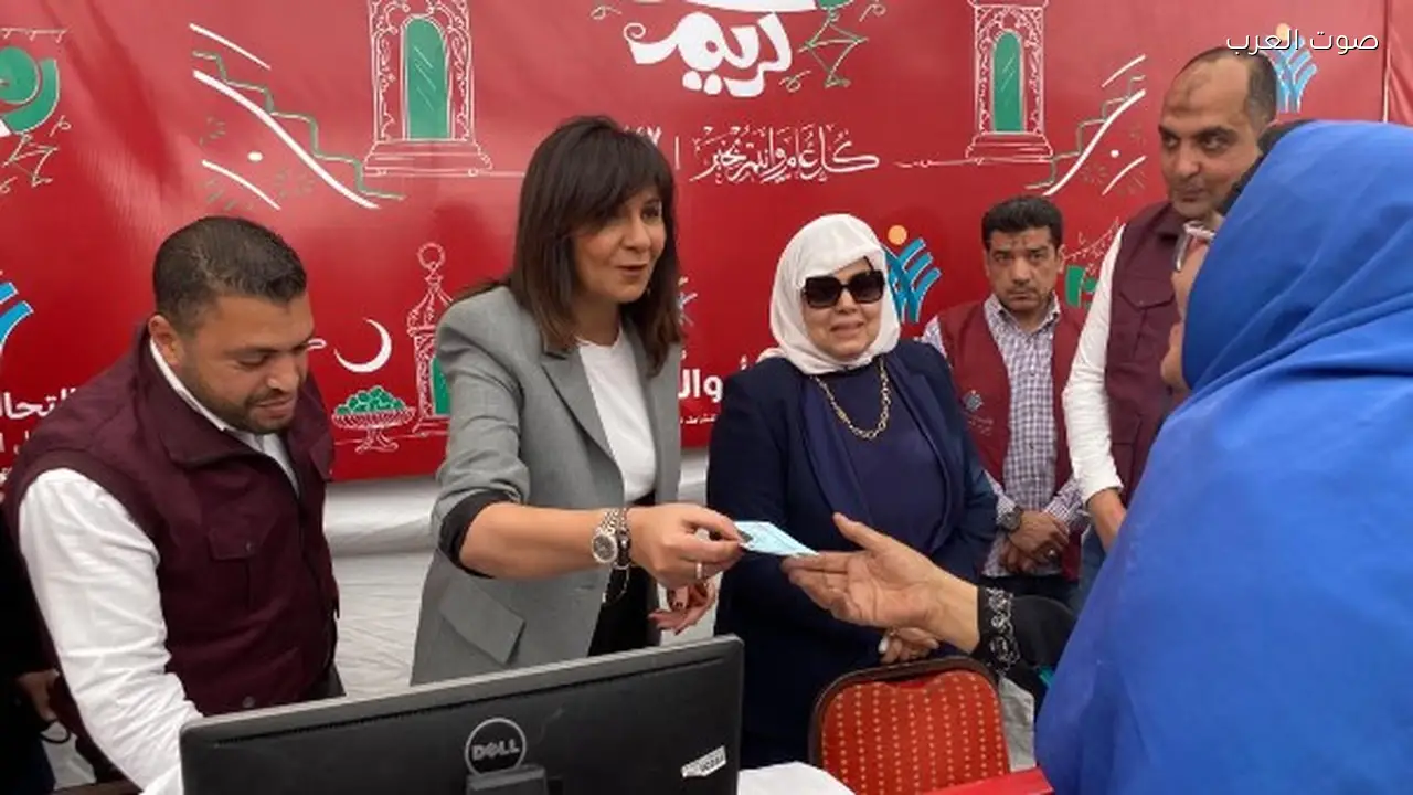 نبيلة مكرم تشارك في تعبئة شنط رمضان بمؤسسة أبو العينين