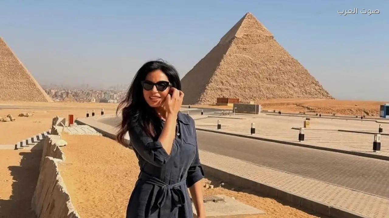 نسرين أمين تتألق بإطلالة مميزة أمام الأهرامات