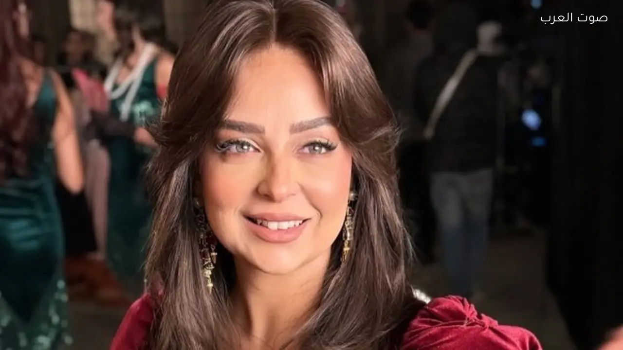 هبة مجدي تتألق بفستان أحمر محتشم