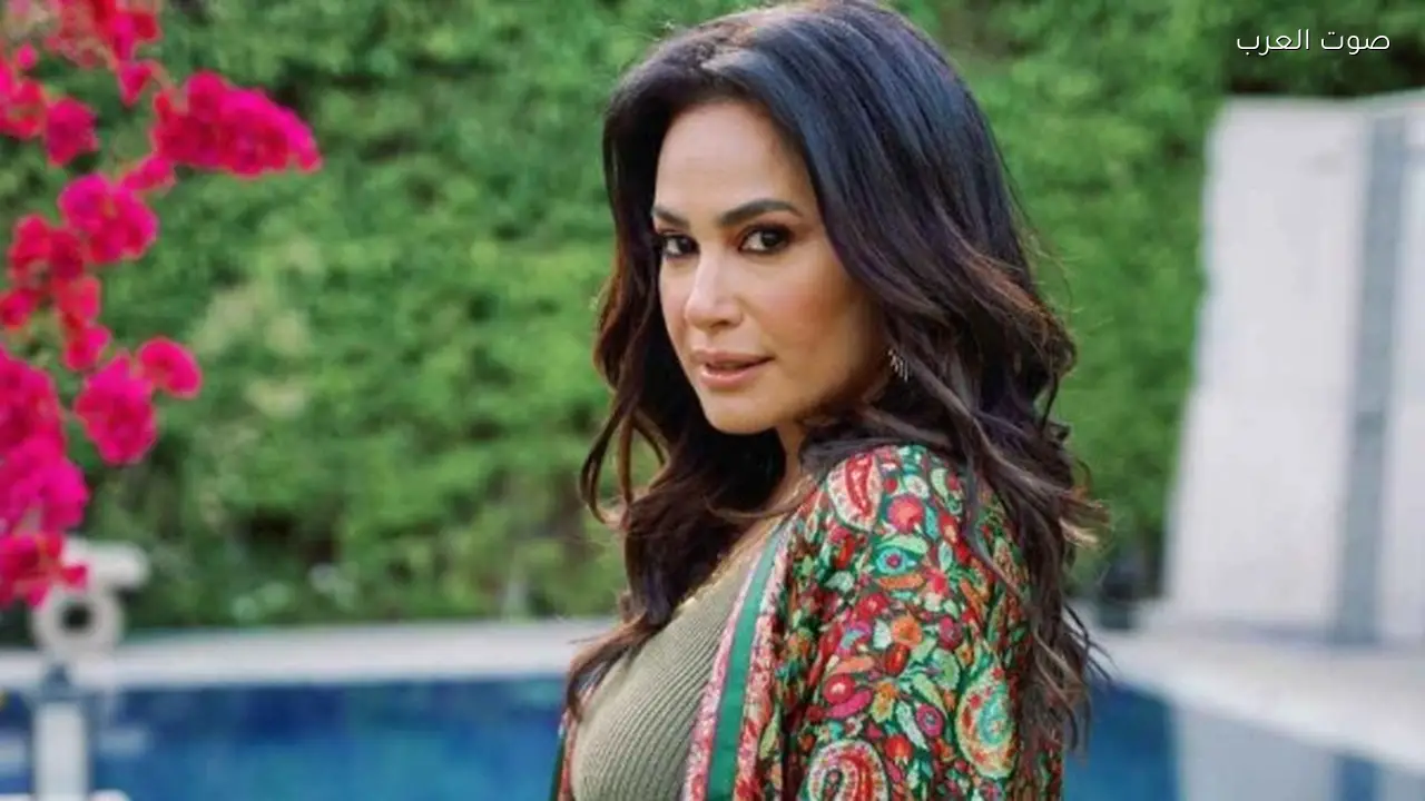 هدى المفتي تؤازر هند صبري في أزمتها مع مها نصار