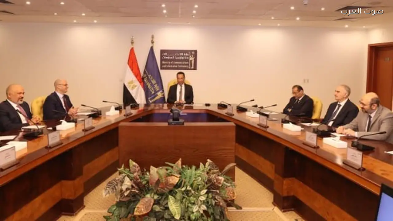 هندي يشهد توقيع اتفاقيات بين المصرية للاتصالات وإي آند مصر