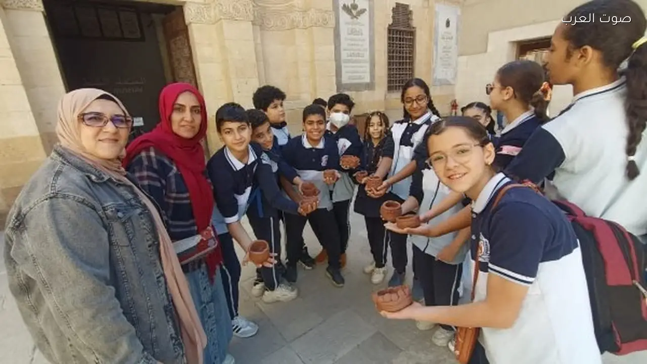 ورشة لتشكيل الطين الأسواني في المتحف القبطي