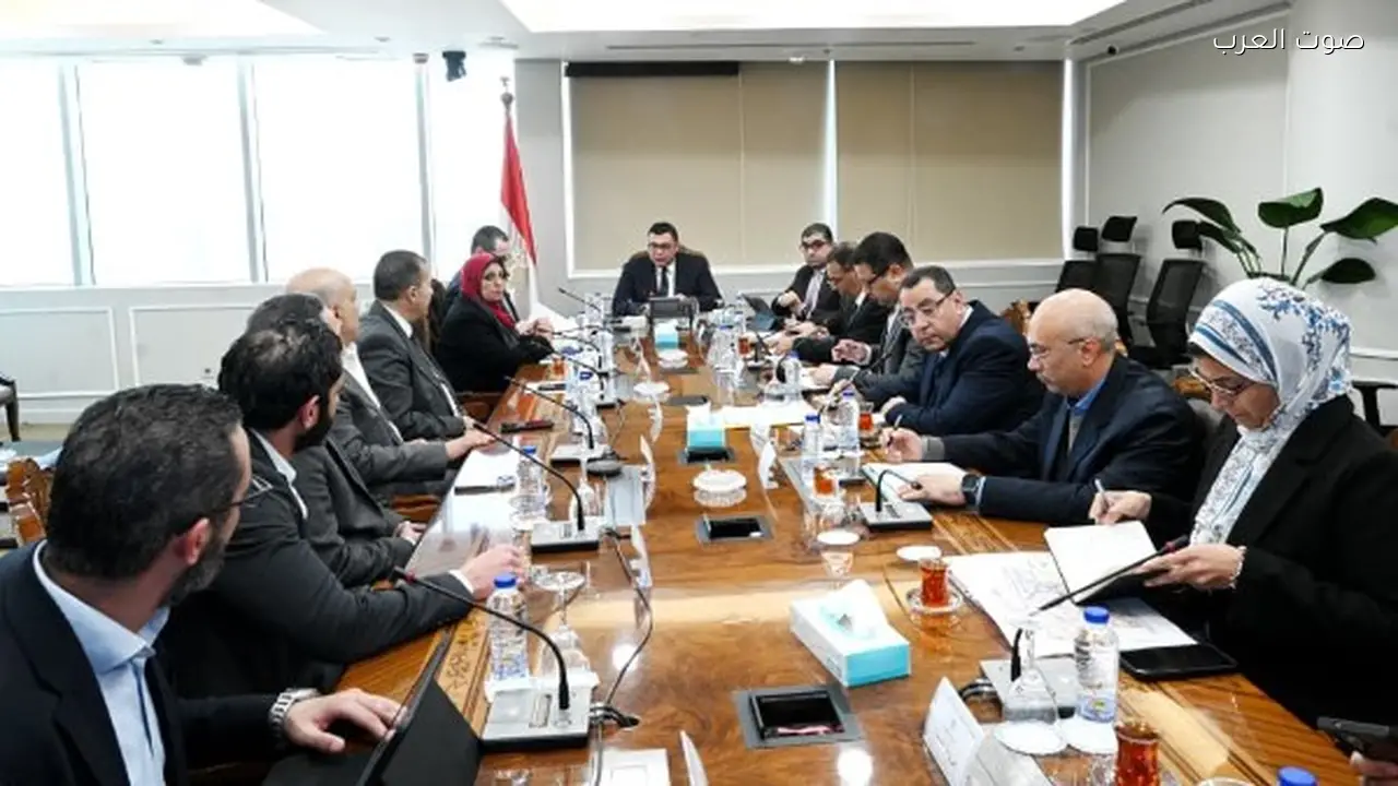 وزير الإسكان يناقش تسويق مشروعات المدن الجديدة مع مسئولى HDP