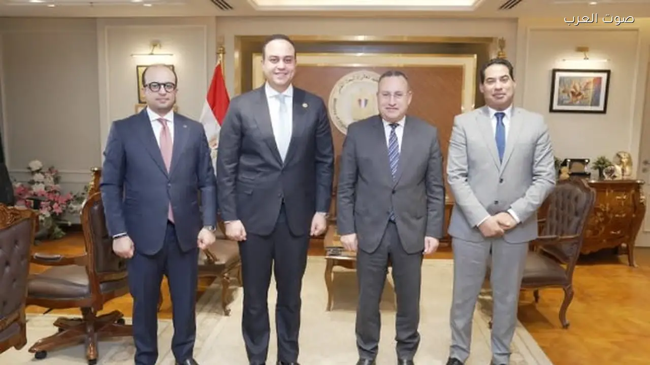 وزير التعليم العالي ورئيس الرعاية الصحية يناقشان دمج المستشفيات الجامعية بالتأمين الشامل