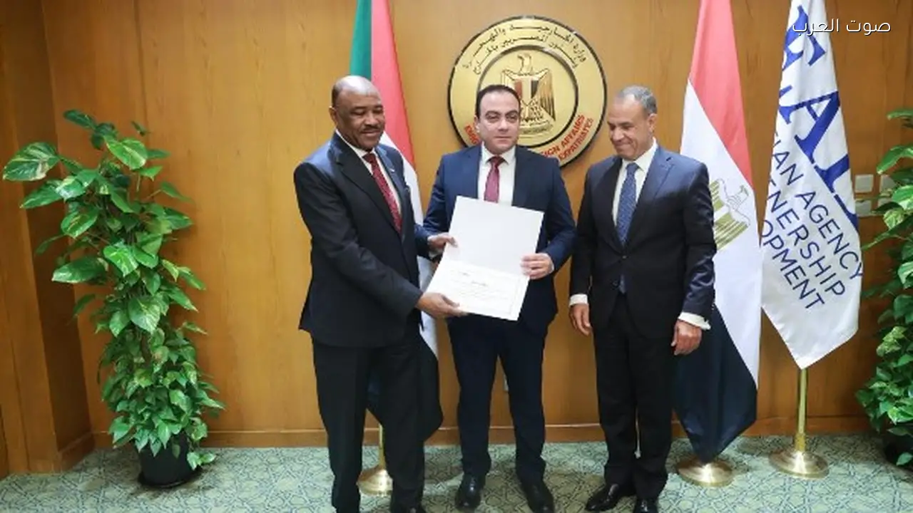 وزير الخارجية يكرم الفريق الطبي المصري في السودان تقديراً لجهودهم