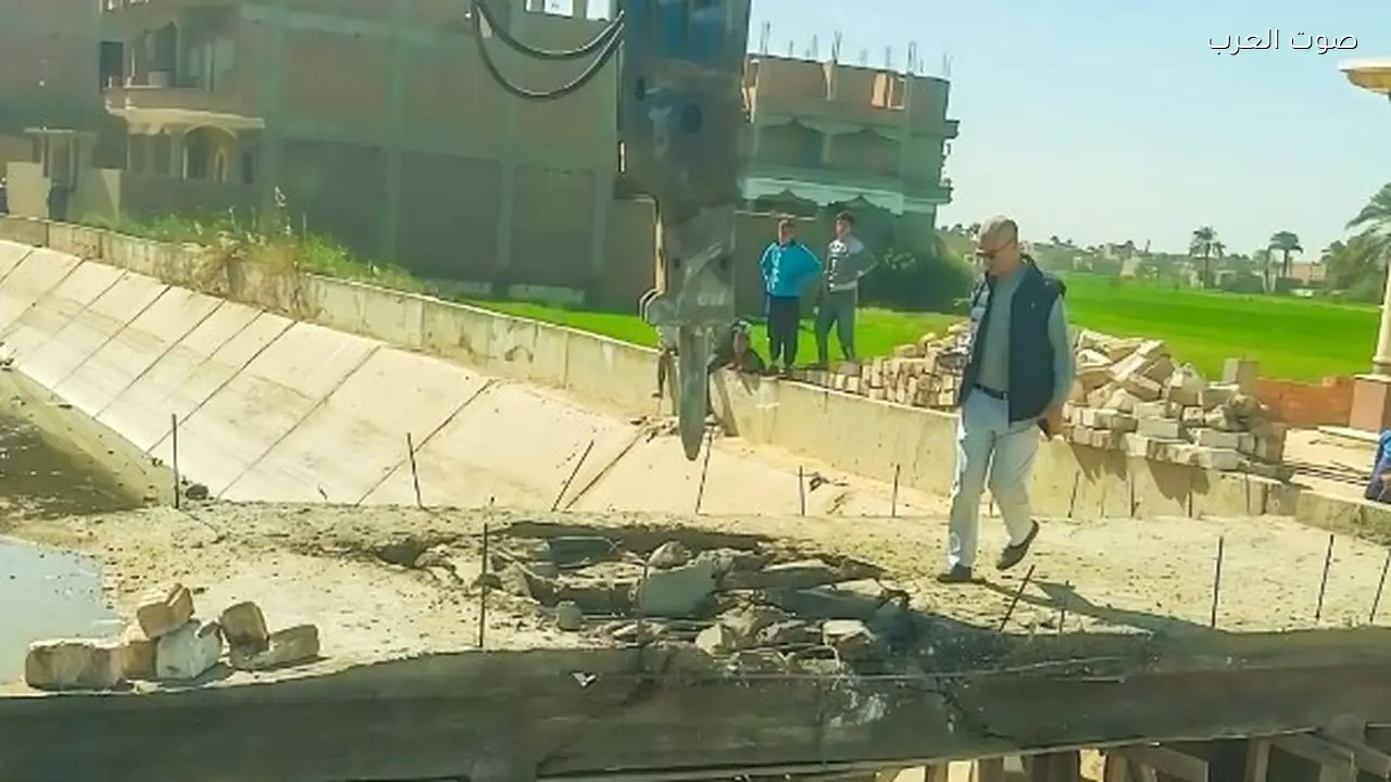 وزير الري يتابع إزالة تعدي مواطن على ترعة فزارة بسوهاج