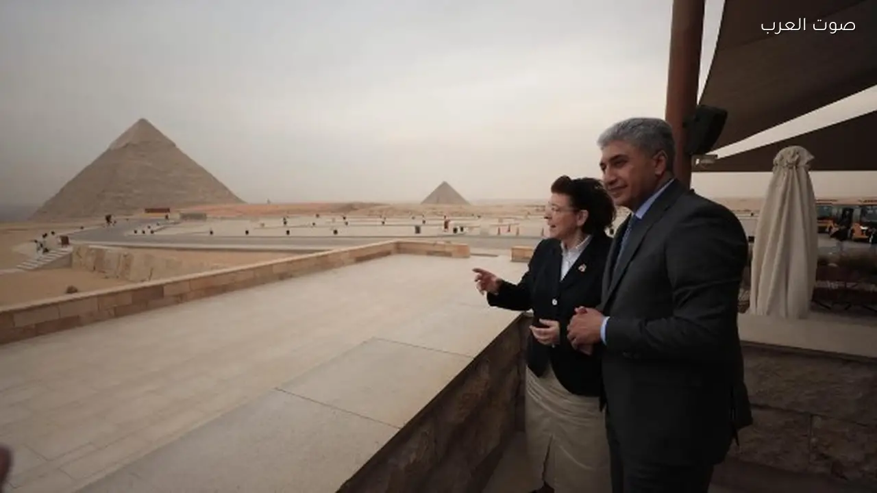 وزير السياحة المصري يرافق نظيرته اليونانية في جولة بالمتحف الكبير