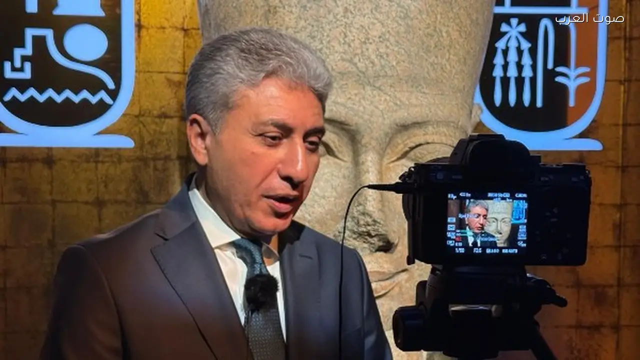 وزير السياحة والآثار يلتقي بممثلي صحف إنجليزية