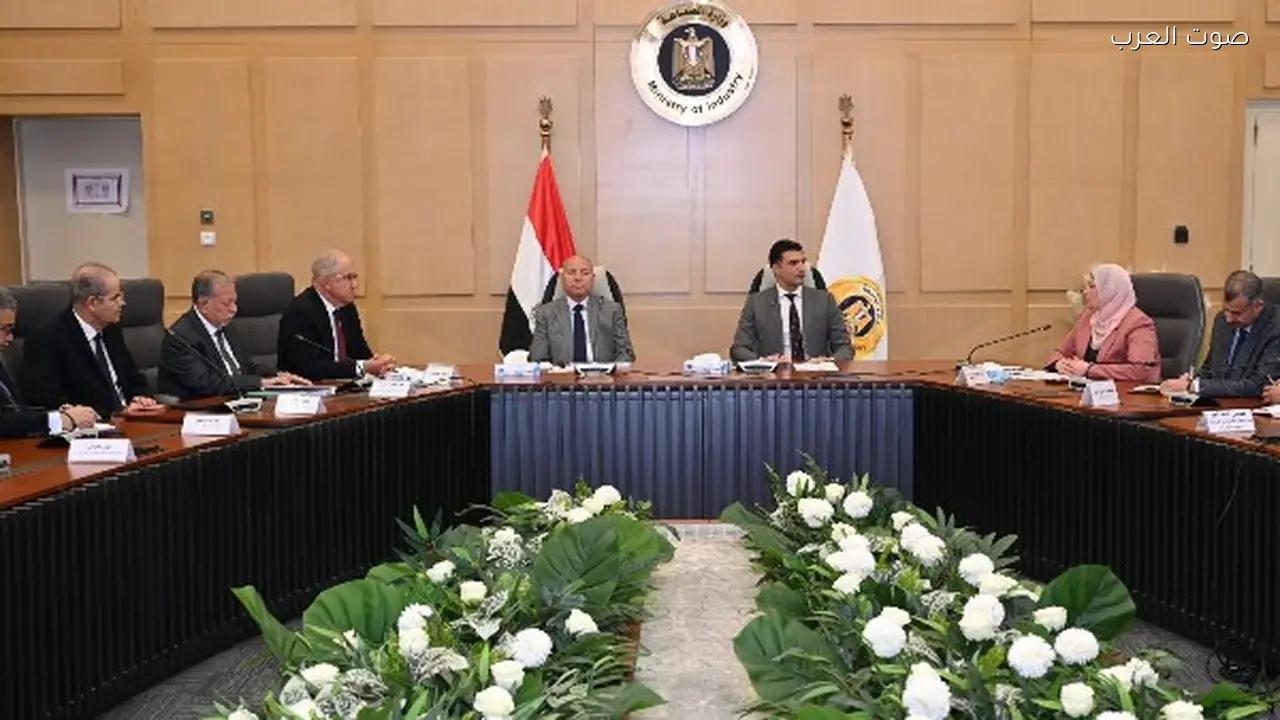وزير الصناعة يؤكد خطة عاجلة لتطوير منطقة شق الثعبان ومحاسبة المخالفين