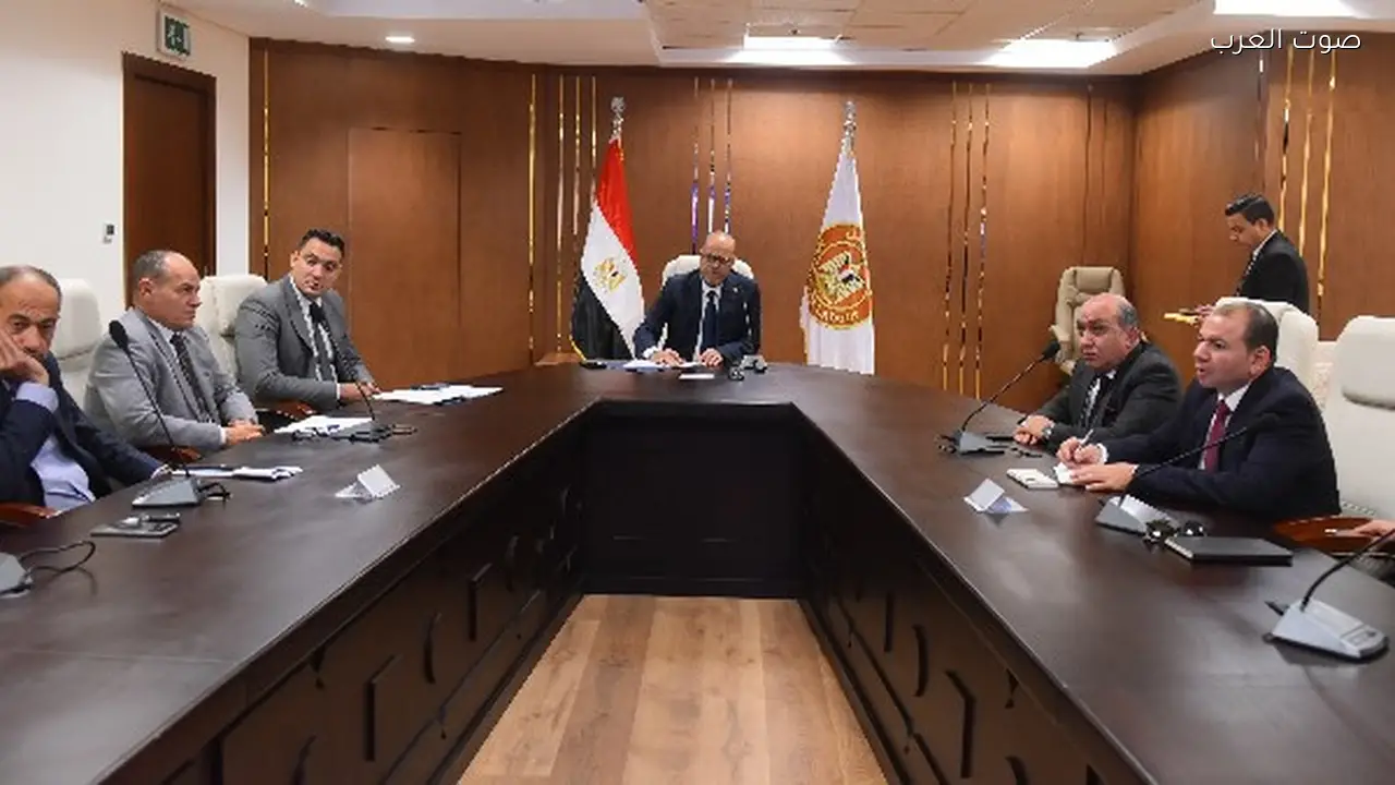 وزير العمل يناقش تحسين المنظومة الصناعية وزيادة إنتاج الملابس الجاهزة