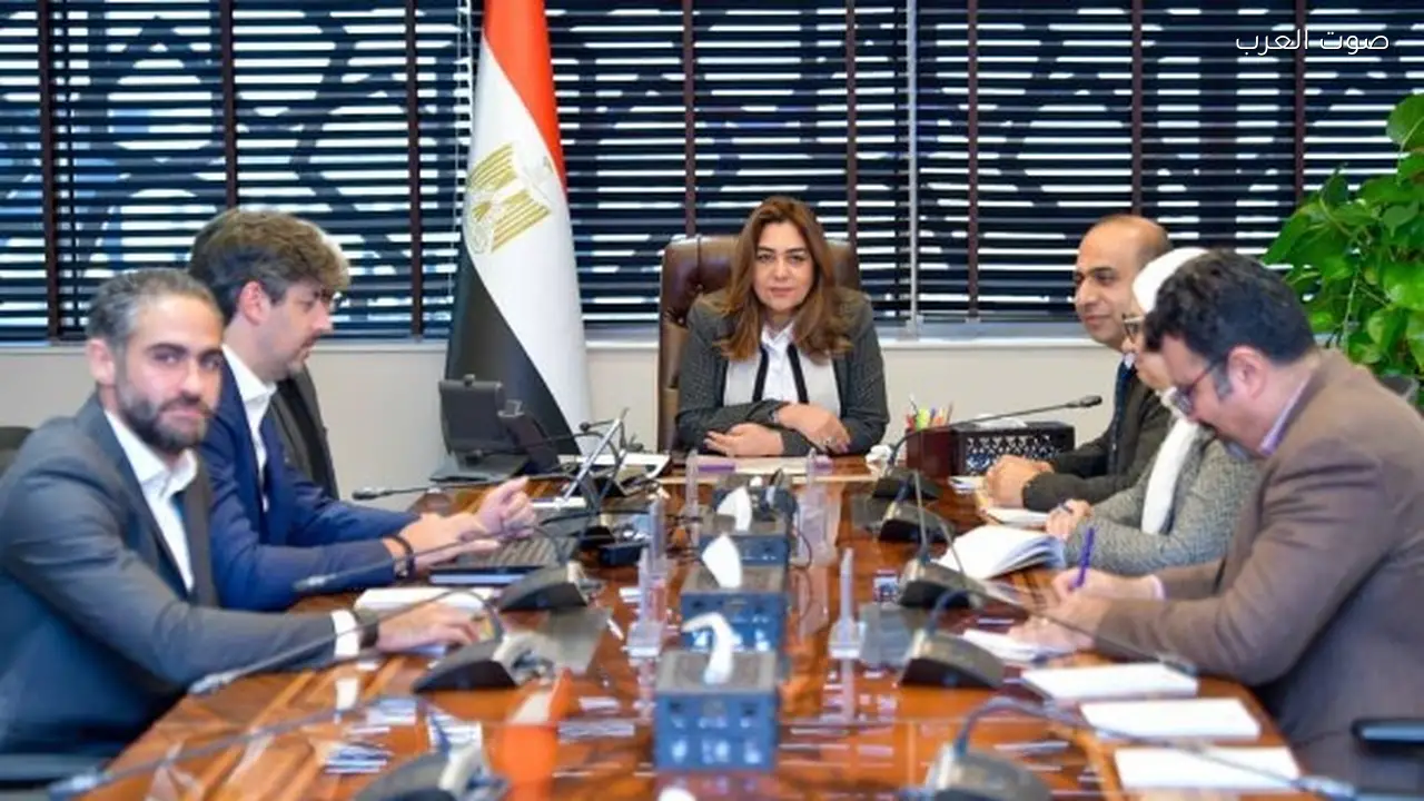 وزيرة التنمية المحلية تبحث تحويل المخلفات إلى وقود بديل وحماية المدن الساحلية