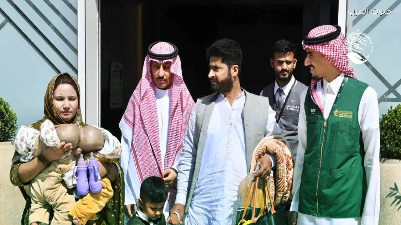 وصول التوأم الملتصق الباكستاني “سفيان ويوسف” إلى الرياض