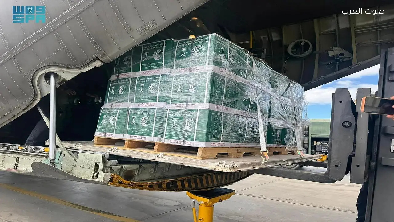 وصول الطائرة الإغاثية السعودية الـ 82 إلى مطار العريش متجهة إلى غزة