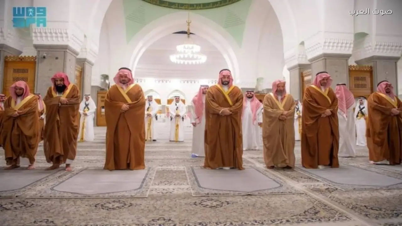 ولي العهد يقوم بزيارة مسجد “قباء” مع عدد من الأمراء