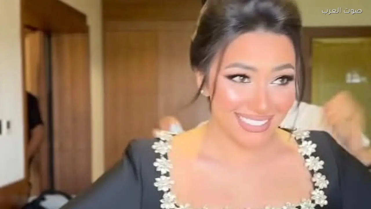 ياسمين عبد العزيز ترتدي فستان أسود سبق أن ارتدته رحمة محسن