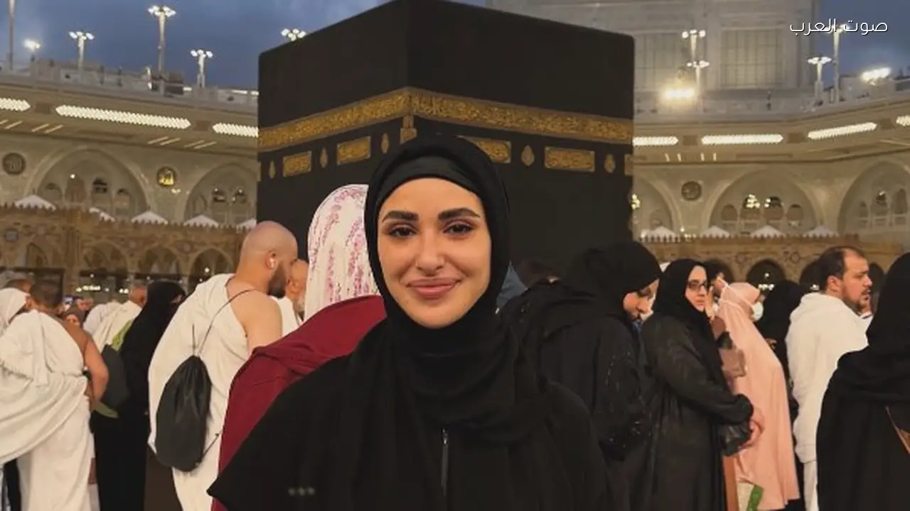 آية سماحة تشارك صورة من العمرة أمام الحرم